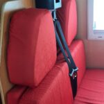 Coussin rouge avec ceinture dans camping-car