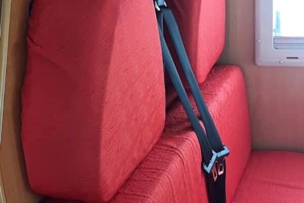 Coussin rouge avec ceinture dans camping-car