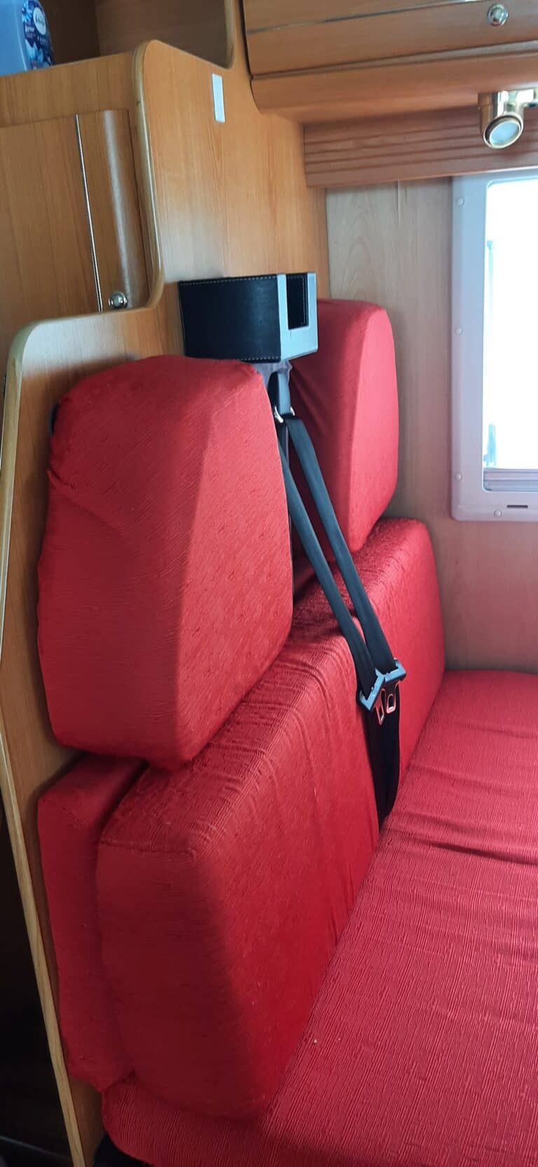 Coussin rouge avec ceinture dans camping-car