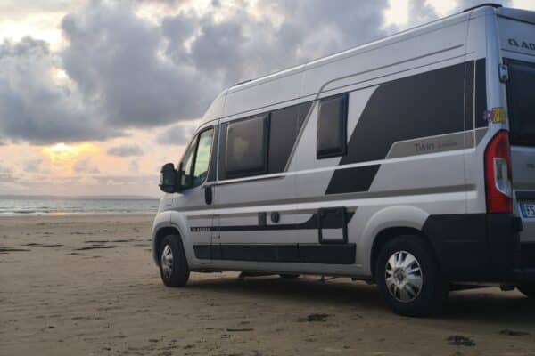 Van geparkt am Strand bei Sonnenuntergang
