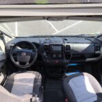 Intérieur d'un camping-car Fiat en stationnement.