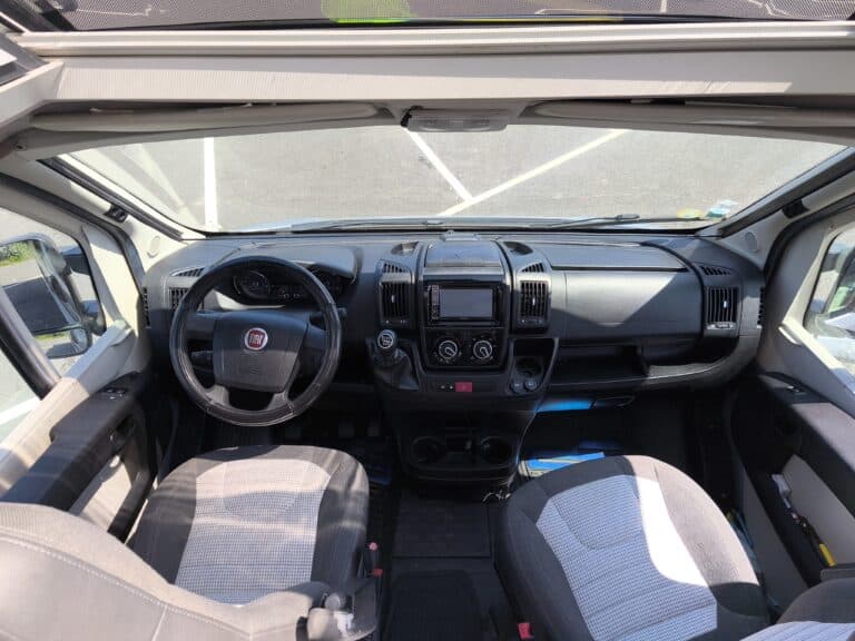 Intérieur d'un camping-car Fiat en stationnement.