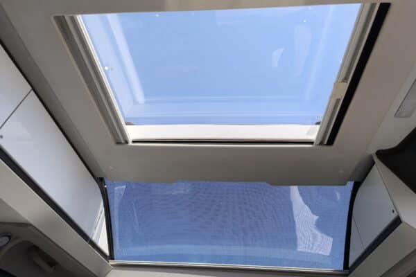 Schiebedach mit sichtbarem freiem Himmel.