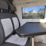 Intérieur d'un camping-car avec table.