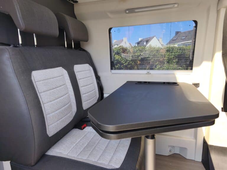 Intérieur d'un camping-car avec table.
