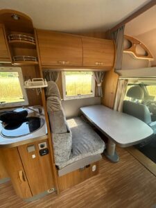 Intérieur camping-car avec cuisine et table