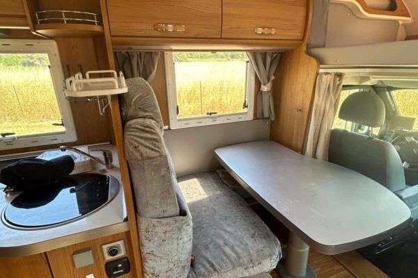 Innen Wohnmobil mit Küche und Tisch