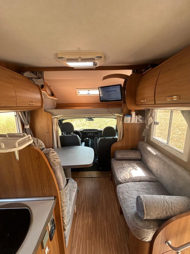 Intérieur d'un camping-car moderne avec salon.