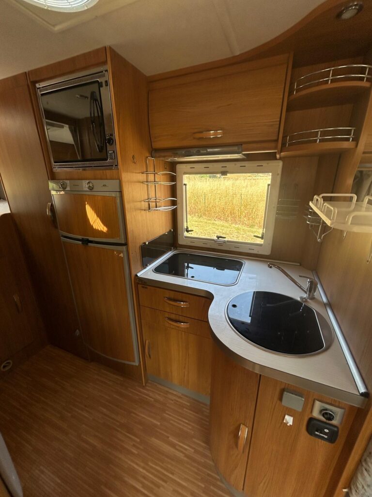 Intérieur cuisine de caravane en bois.