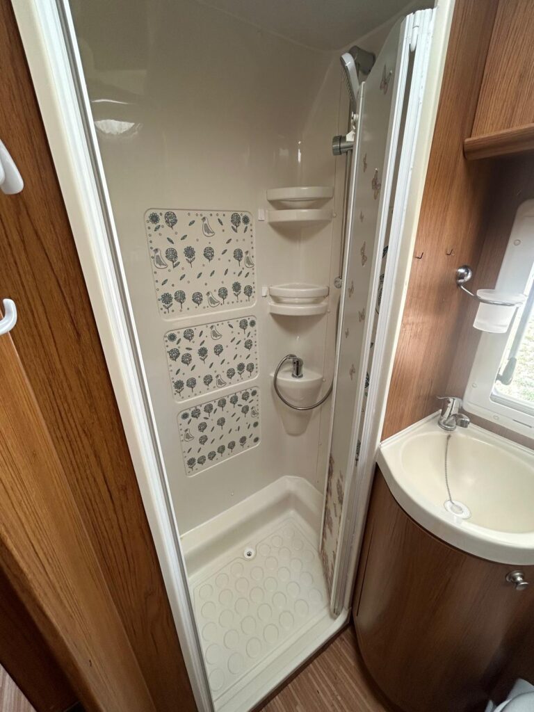 Salle de bain de caravane compacte avec douche.