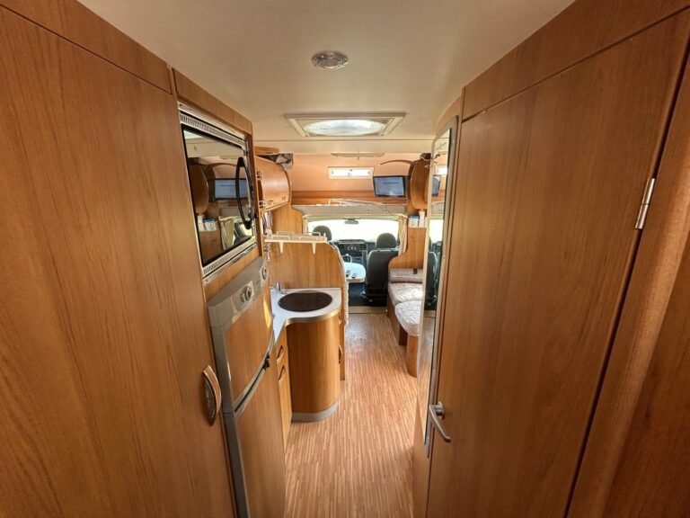 Intérieur d'un camping-car moderne en bois