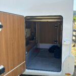 Intérieur d'une remorque avec porte ouverte.