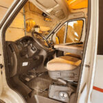 Intérieur d'une cabine de conducteur de camping-car.