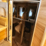 Réfrigérateur moderne dans un camping-car.