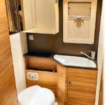 Salle de bain moderne en bois et blanc
