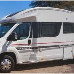 Camping-car blanc stationné en extérieur