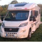 Camping-car Adria garé dans un parc.