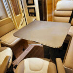 Intérieur salon de camping-car moderne avec table.
