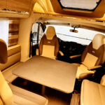 Intérieur d'un camping-car moderne et confortable.
