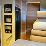 Intérieur moderne d'un camping-car luxueux.