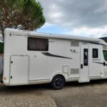 Camping-car stationné sur l'allée pavée.