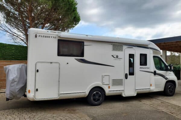 Camping-car stationné sur l'allée pavée.