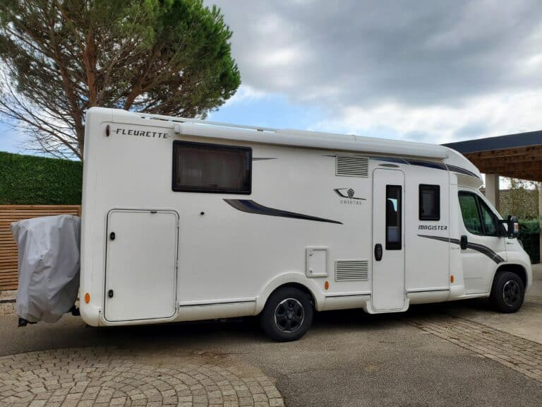 Camping-car stationné sur l'allée pavée.
