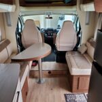 Intérieur spacieux d'un camping-car moderne