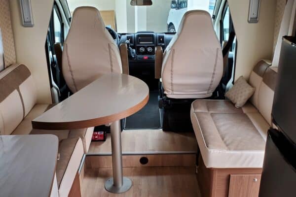 Geräumiger Innenraum eines modernen Wohnmobil