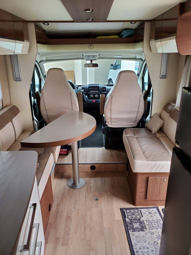 Intérieur spacieux d'un camping-car moderne