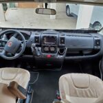 Intérieur avant d'un véhicule Fiat.