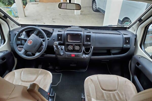 Vorderer Innenraum eines Fiat-Fahrzeugs.