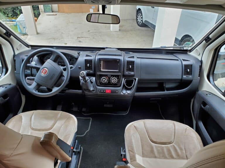 Intérieur avant d'un véhicule Fiat.
