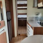 Intérieur de camping-car moderne et spacieux