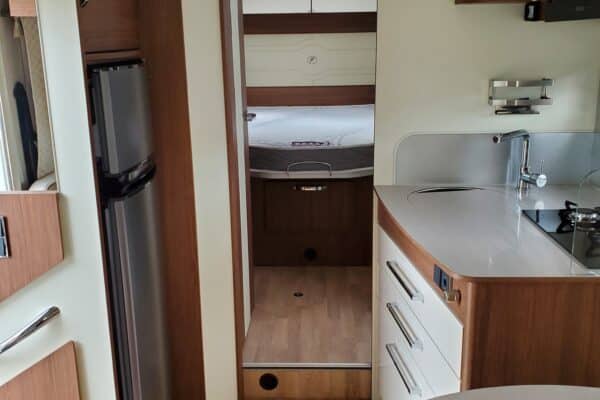 Moderner und geräumiger Innenraum von Wohnmobil