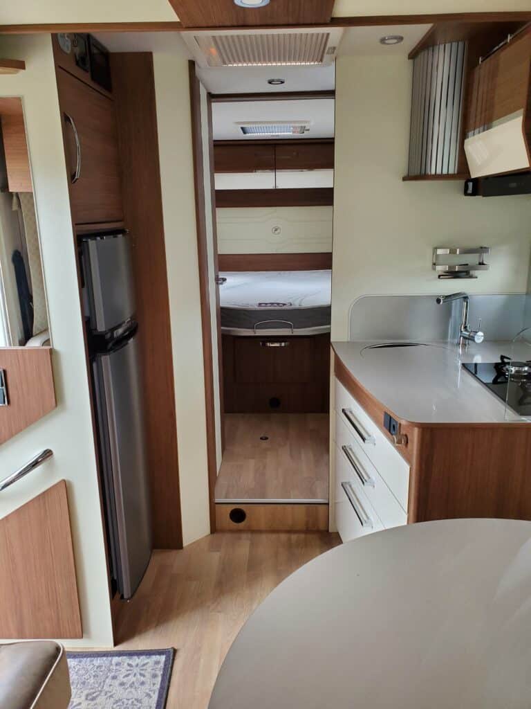 Intérieur de camping-car moderne et spacieux