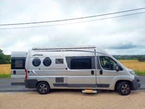 Camping-car stationné devant champ de blé