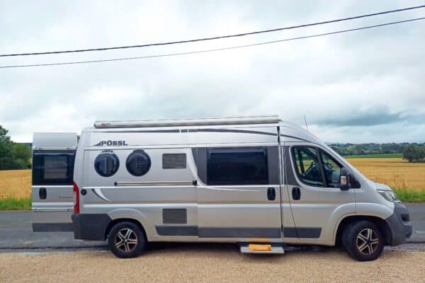 Wohnmobil geparkt vor Weizenfeld