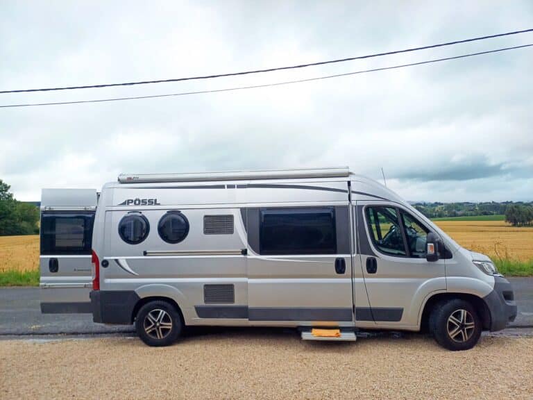 Camping-car stationné devant champ de blé