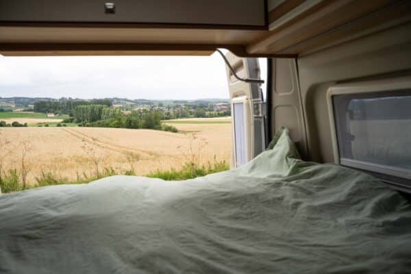 Landansicht von Campervan, bedeckter Himmel.