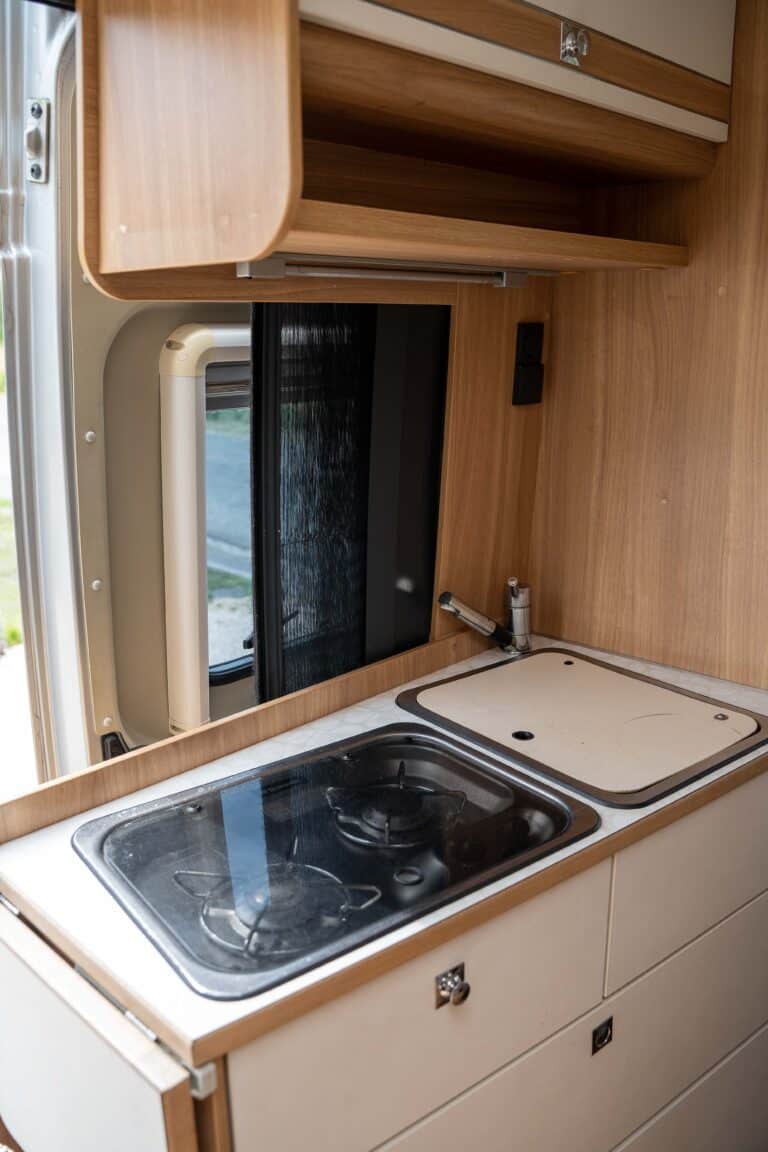 Cuisine compacte de camping-car moderne.