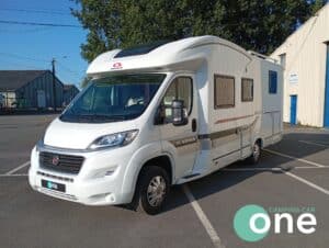 Camping-car blanc sur un parking