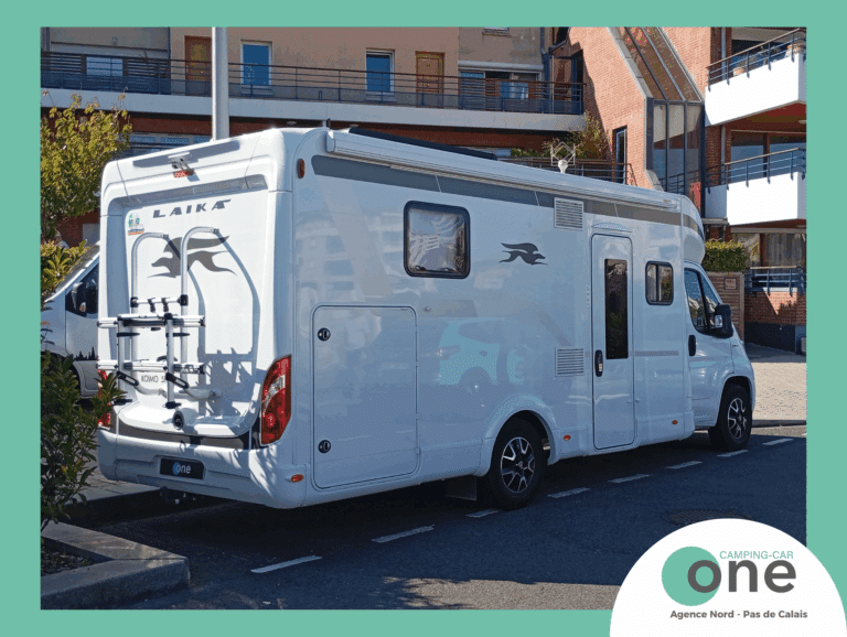 Camping-car stationné dans la rue en ville.