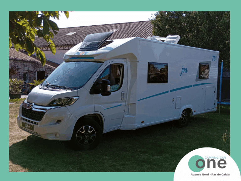 Camping-car blanc stationné sur l'herbe, extérieur.