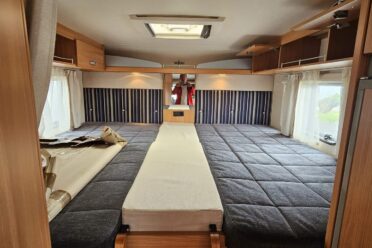 Interno di una moderna roulotte con Letti gemelli.