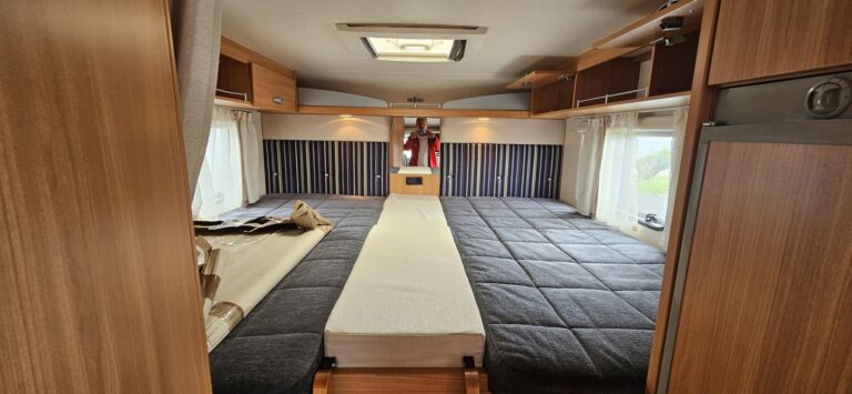 Intérieur d'une caravane moderne avec lits jumeaux.