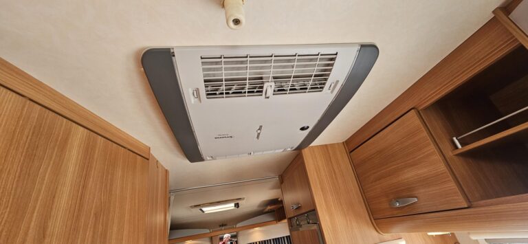 Plafond intérieur camping-car avec climatisation Truma.