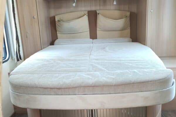 Gemütliches Bett in einem eingerichteten Wohnwagen