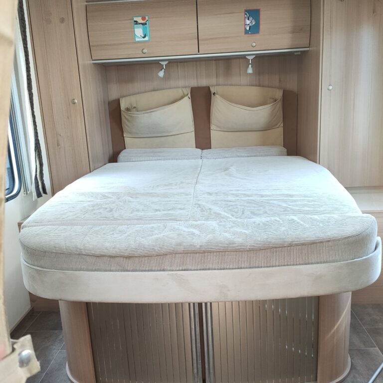Lit confortable dans une caravane aménagée