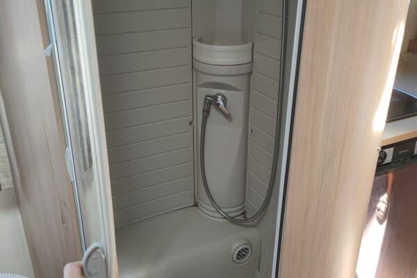 Kompakte Dusche in einem Wohnwagen.